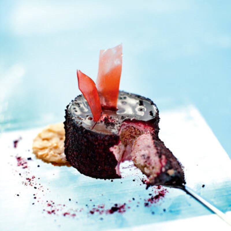 Lingonmousse med chokladfyllning på toscabotten