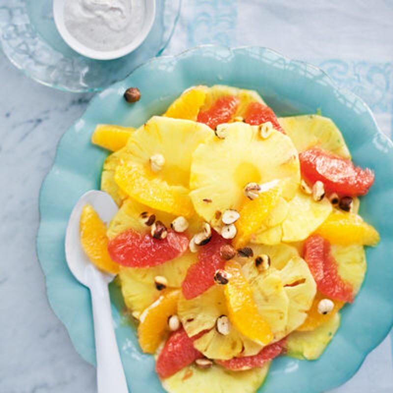 Citrussallad med kanelyoghurt och rostade hasselnötter
