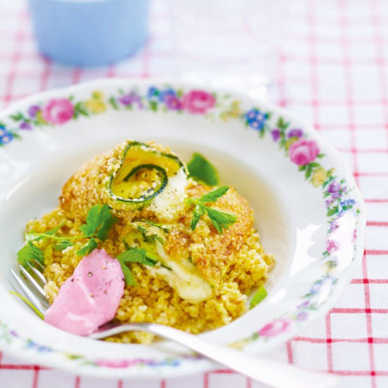 Zucchinirullar med rödbetssås och bulgur