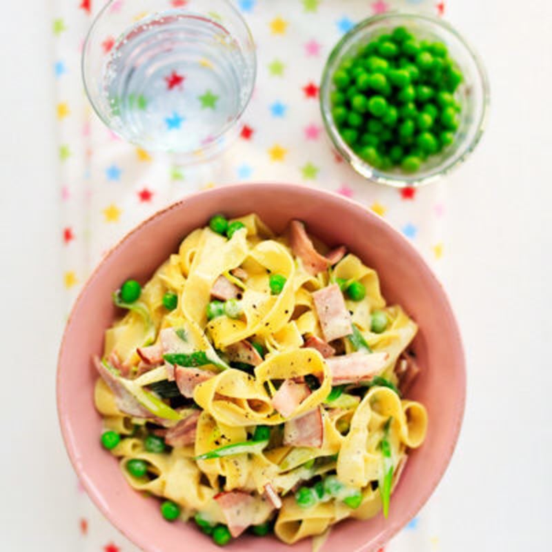Tagliatelle med skinka och ärtor