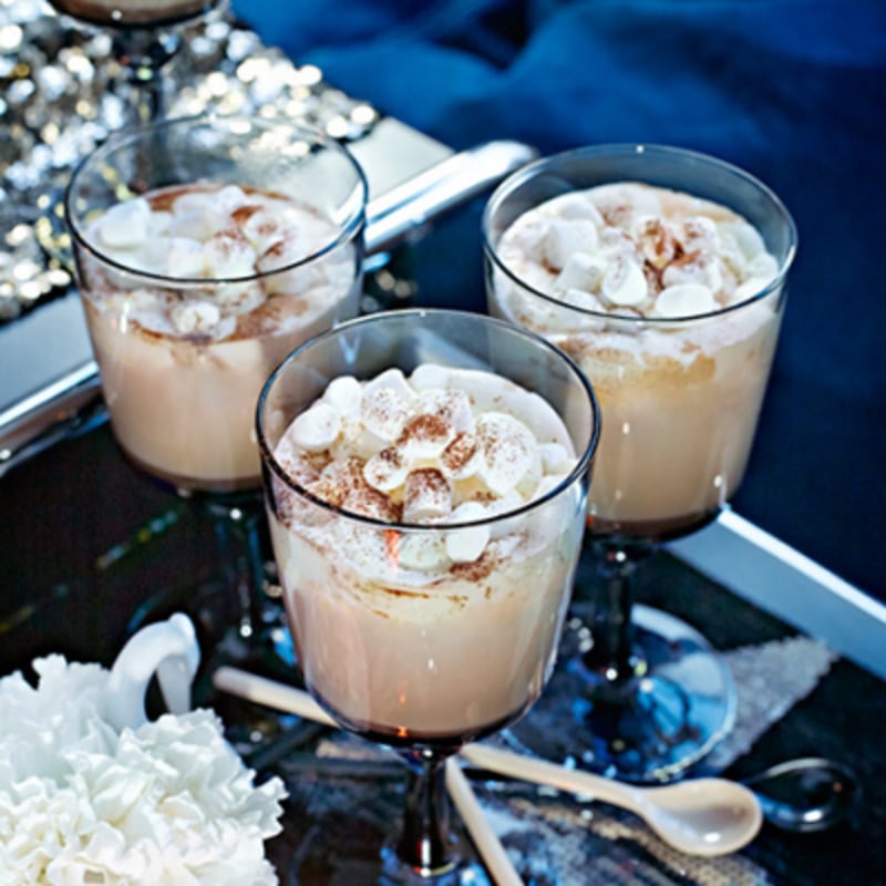 Varm choklad med grädde och marshmallows