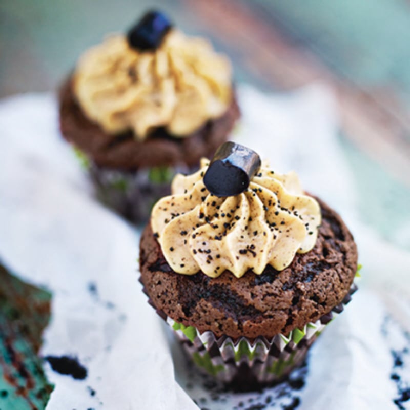 Chokladcupcakes med lakritstopping