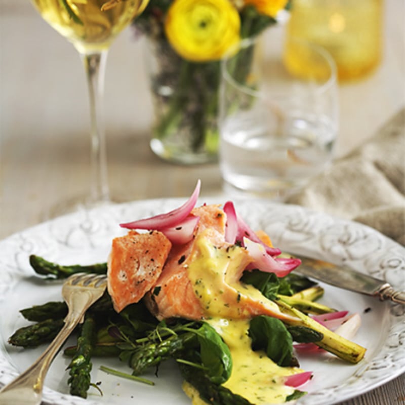 Ugnslax på sparris och örtsallad med kumminsyrad lök och dillhollandaise
