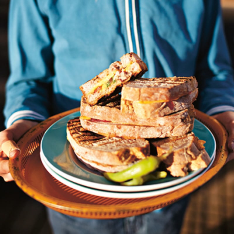 Grillade surdegsmackor med cheddar och rödlöksmarmelad