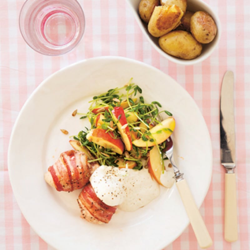 Baconlindad kycklinglårfilé med äppelsallad
