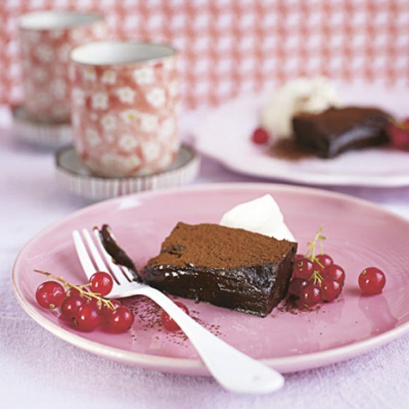 Brownietryffel med grädde och bär