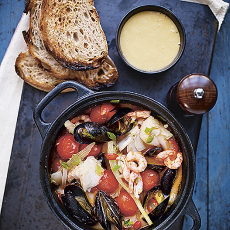 Moules-gryta torsk och räkor