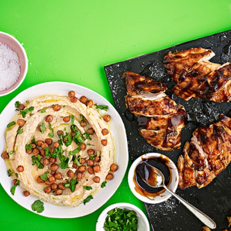 Ugnsstekt kyckling med hummus och rostade kikärtor