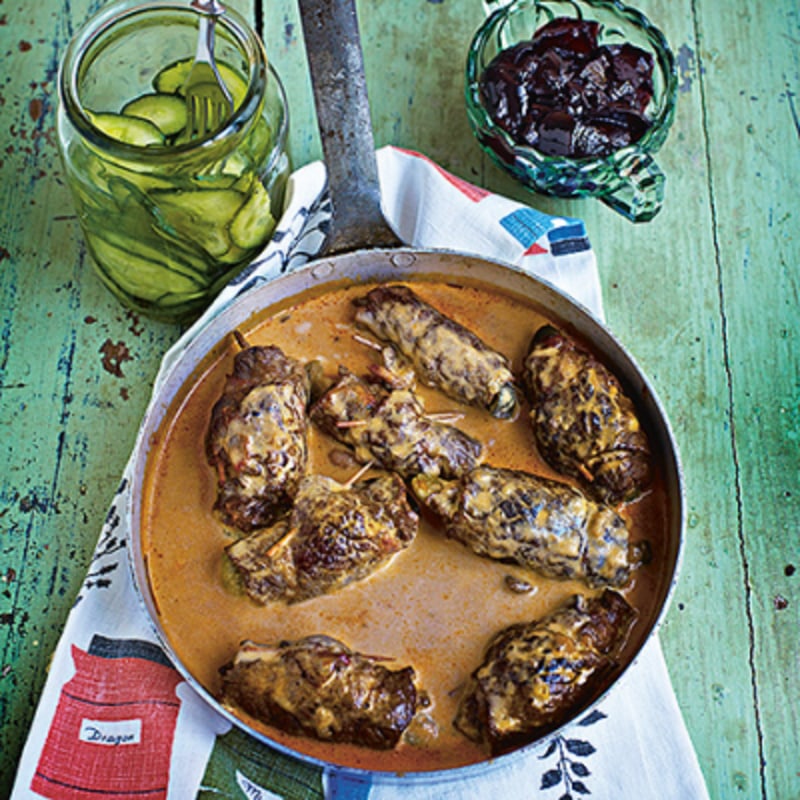 Oxrulader med bacon, saltgurka och dijon