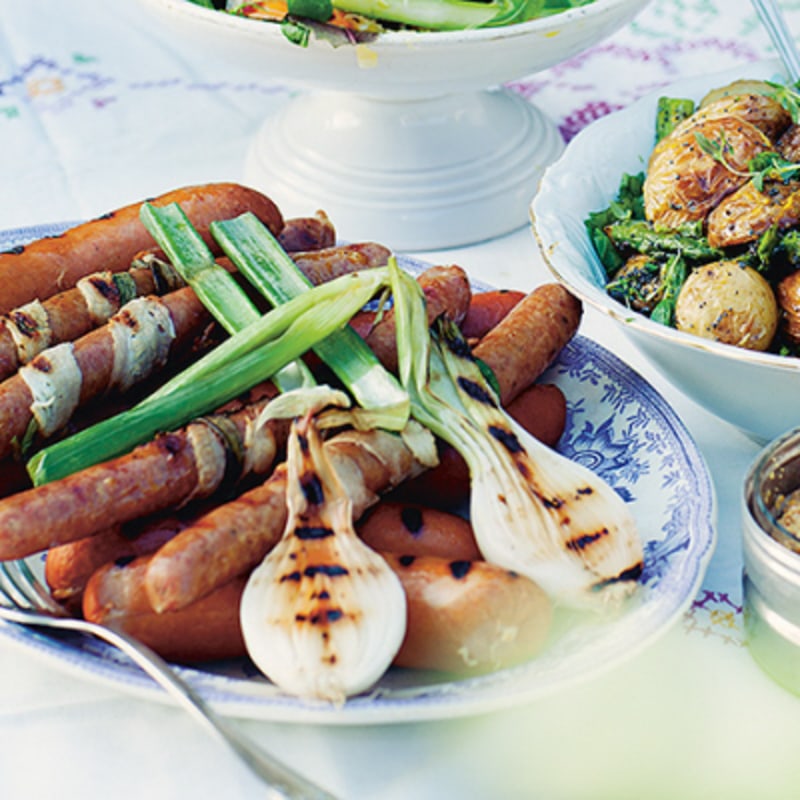 Grillade korvar och knipplök