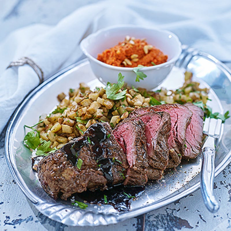 Oxfilé med tärnade rotfrukter, paprikapesto och balsamicosky