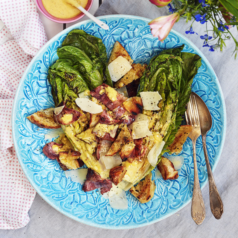 Grillad romansallad med bacon och caesardressing