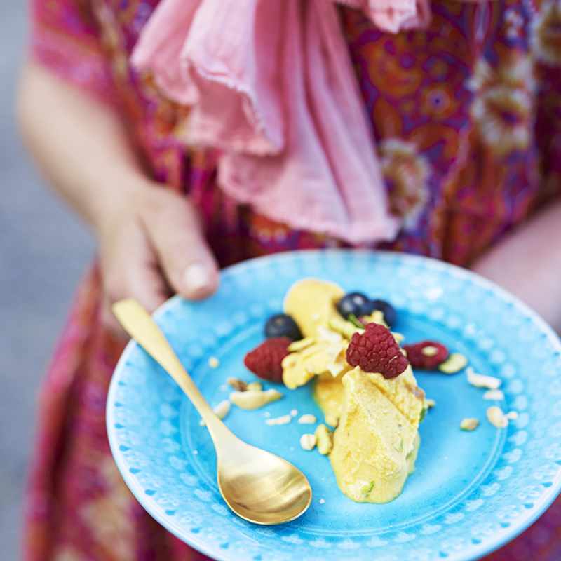 Mango kulfi with roasted nuts (mangoglass)