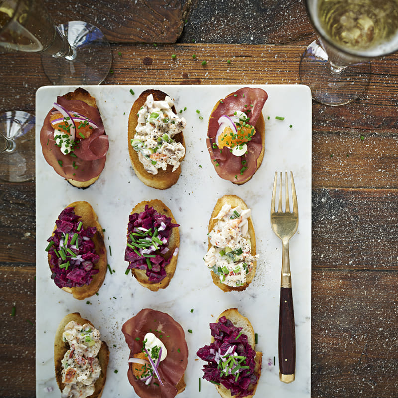 Tre nyårssnittar på crostinis