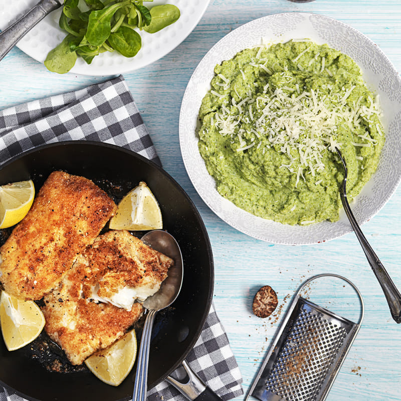 Broccolipuré med mandelpanerad fisk