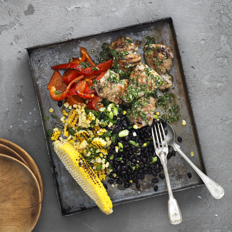 Grillade kycklinglår med majssallad