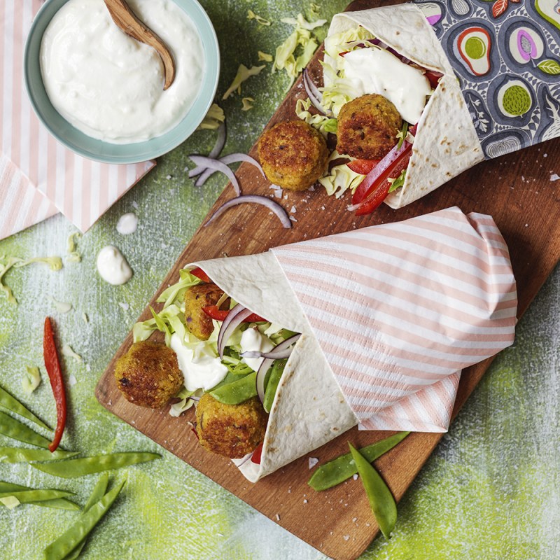 Quinoabollar med limeyoghurt i tortillawrap