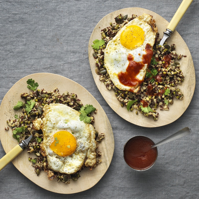 Quinoa- och mathavremix med stekt ägg