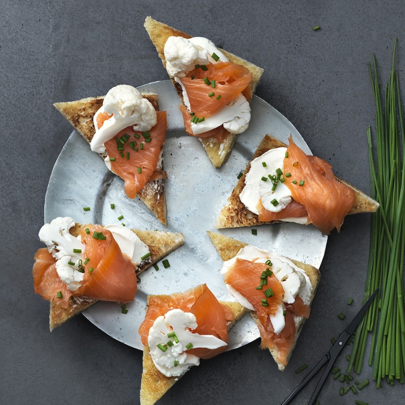 Laxsnittar med picklad blomkål