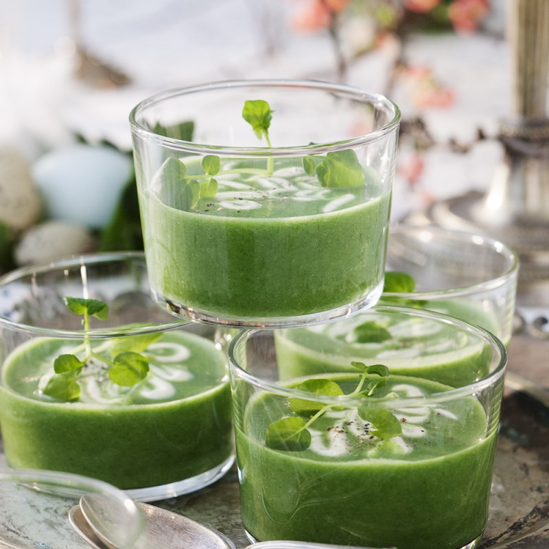 Nässelsoppa i glas med citronfraiche