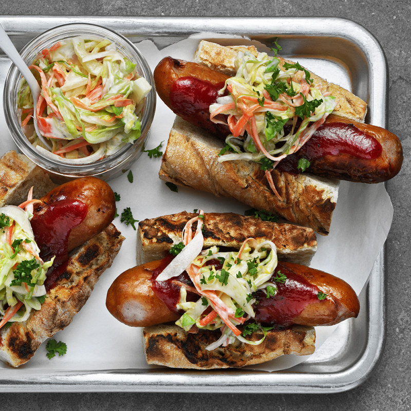 Bratwurst med fänkålscoleslaw och bbq-sås