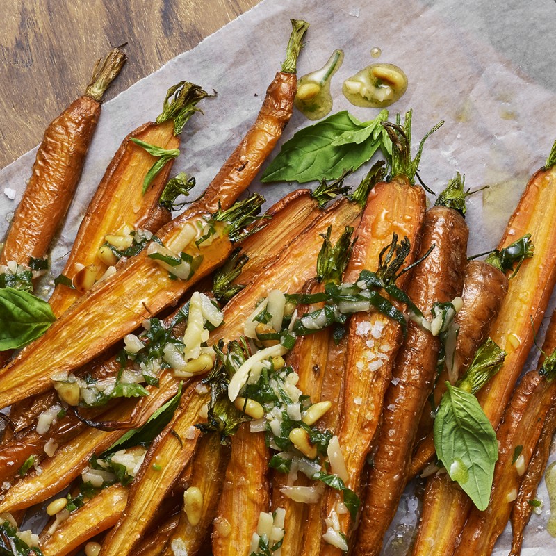 Ugnsrostade knippmorötter med cheddarpesto