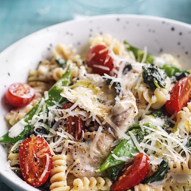 Krämig pasta med kyckling och sockerärter
