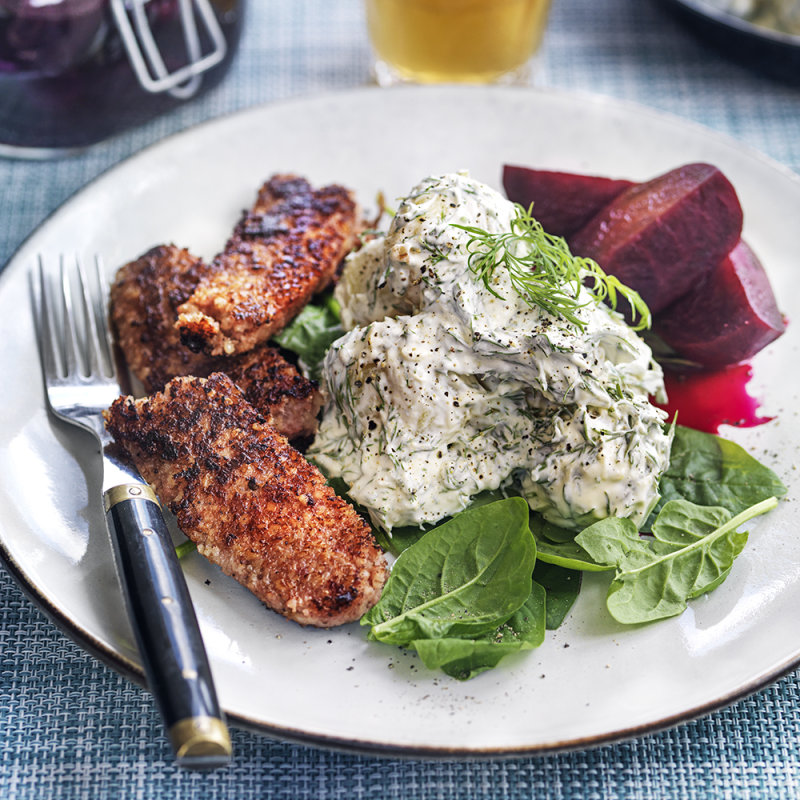 Dillstuvad potatis med isterband och picklade rödbetor