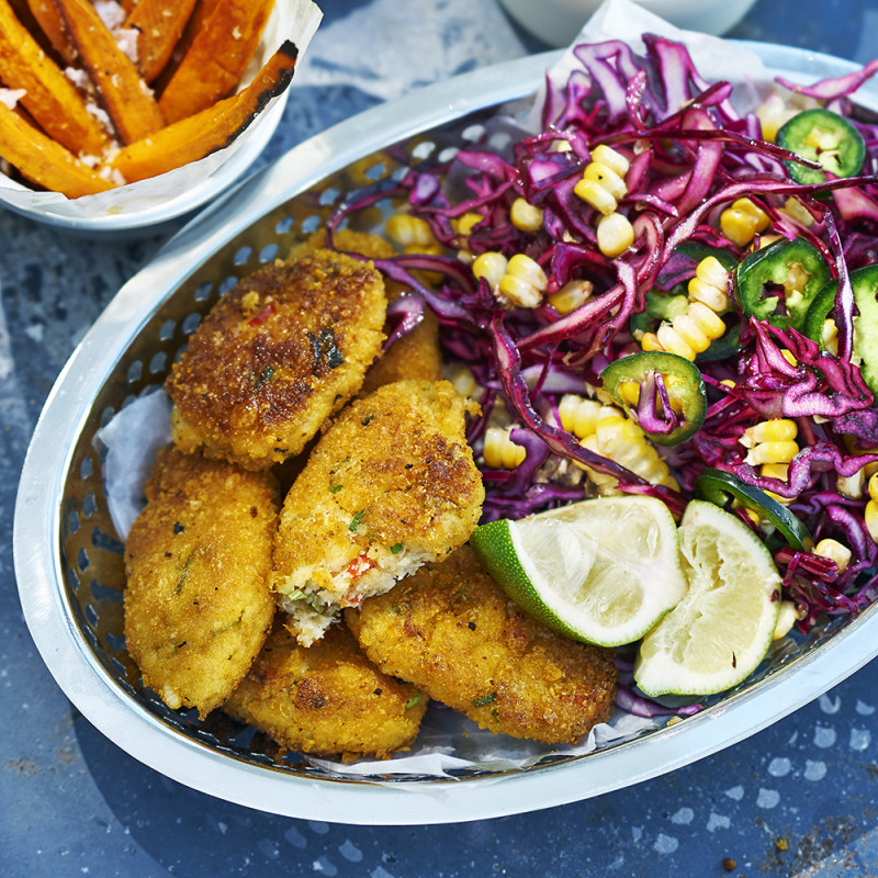 Crabcakes med sötpotatis-fries, tartarsås och majssallad