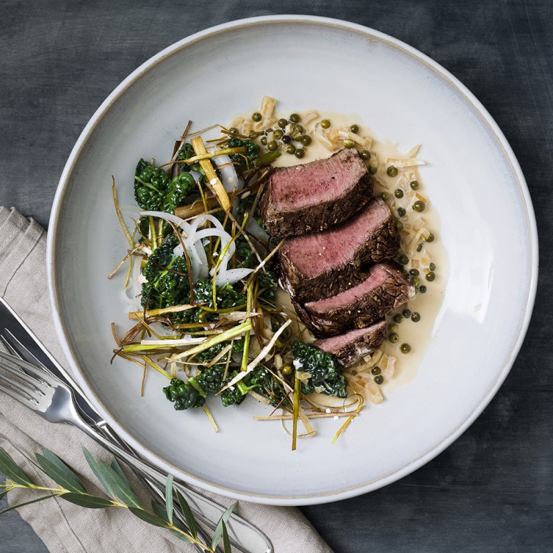 Oxfilé med kålkrisp och grönpepparsås