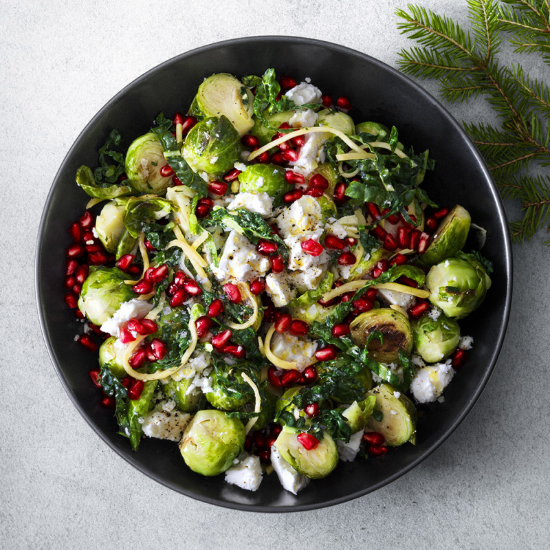 Råstekt brysselkål med fetaost och granatäpple
