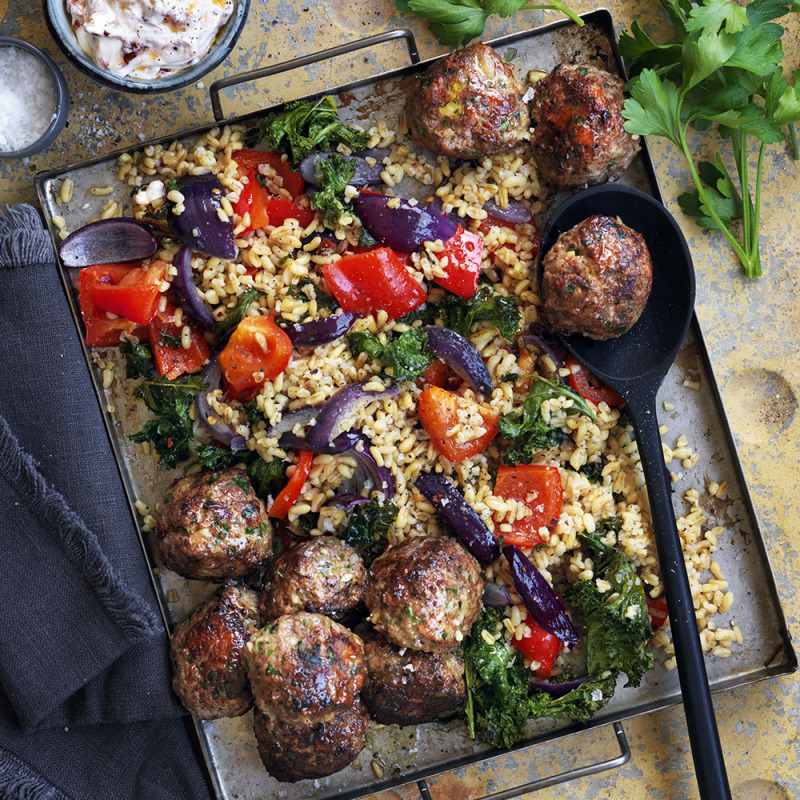 Ostfyllda köttbullar med matig kamut-vetesallad