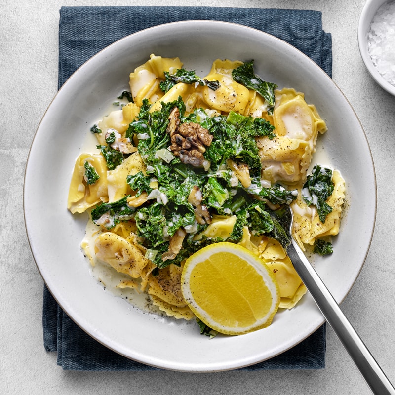 Tortellini med grönkål och valnötter