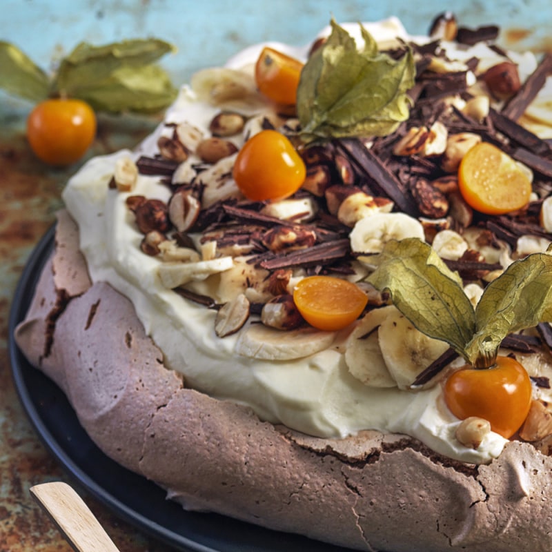 Chokladpavlova med banan och hasselnötter