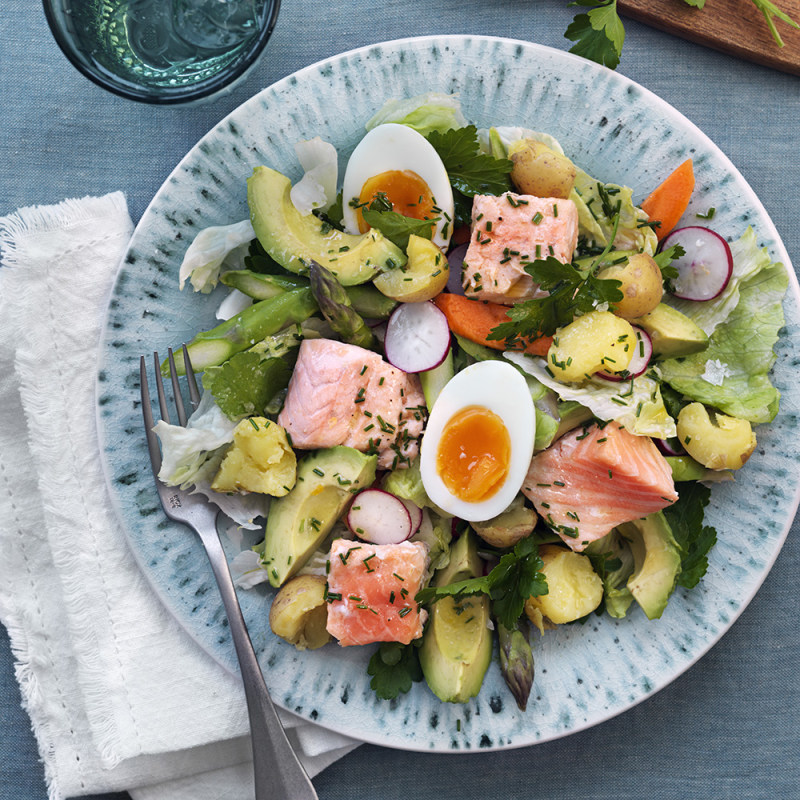 Ljummen primörsallad med ägg och ångad lax