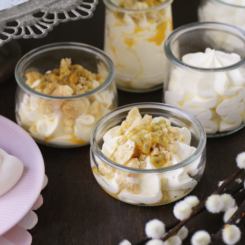 Vit chokladpannacotta med passionsfrukt