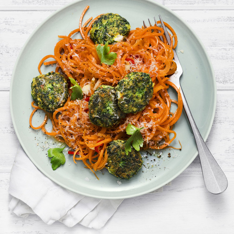 Vitlöksfräst morotsspaghetti med spenat- och fetaostpuckar