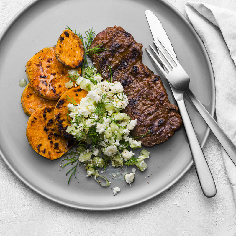 Ryggbiff med grillad sötpotatis toppad med fetaostsalsa