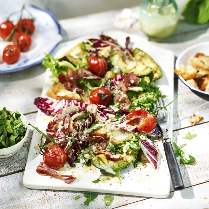 Grillad avokado- och baconsallad