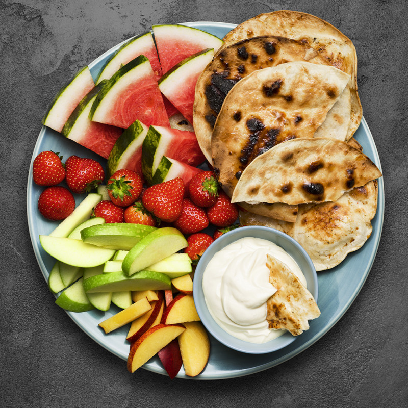 Tortillachips med dipp och frukt