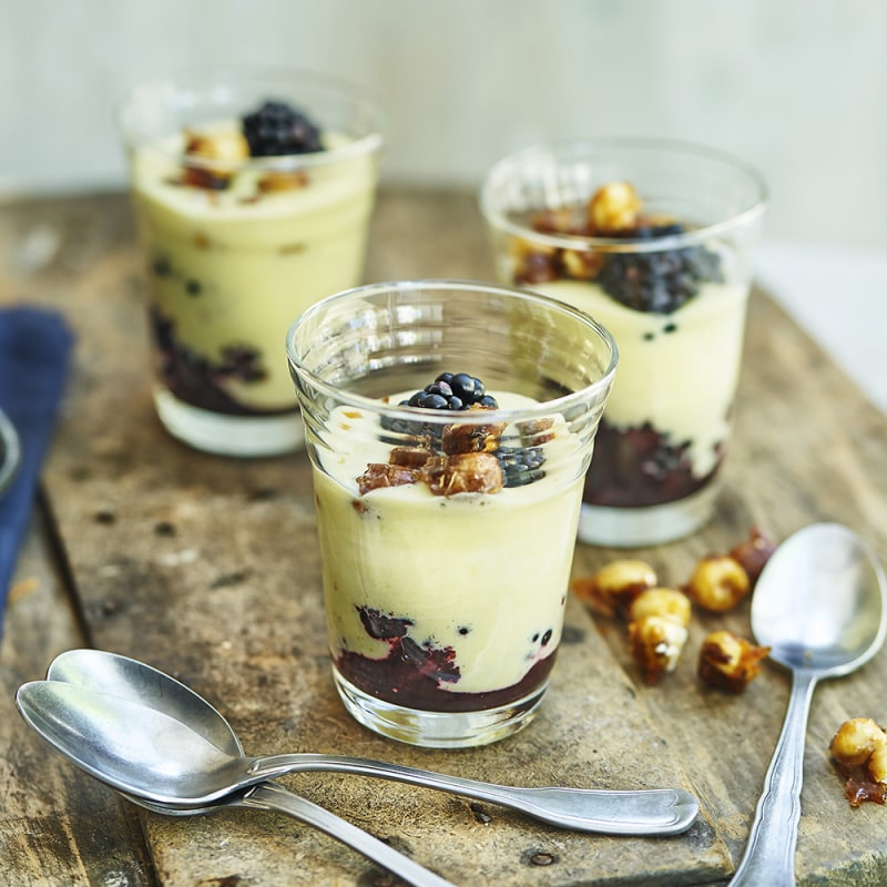 Zabaionekräm med bär och kanderade hasselnötter