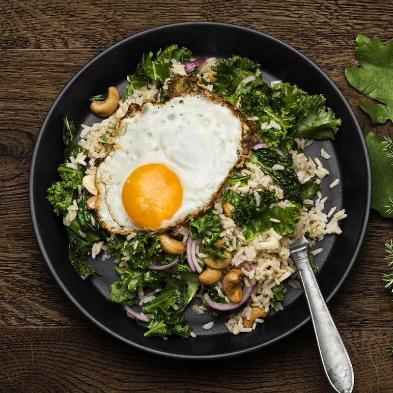 Stekt råris med grönkål, cashewnötter och ägg