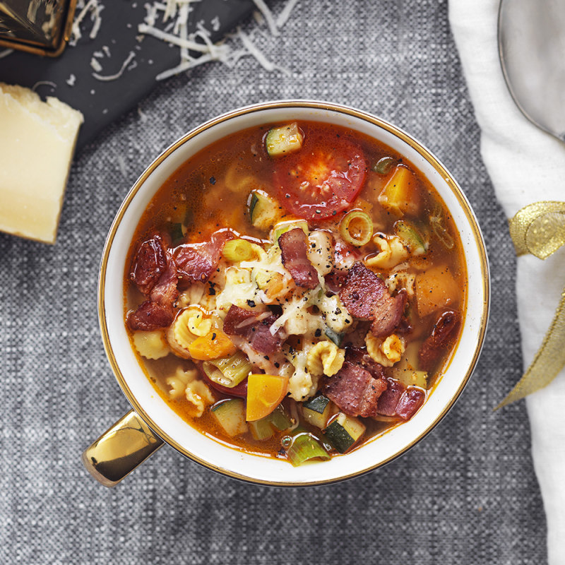 Minestronesoppa med parmesan- och bacontopping