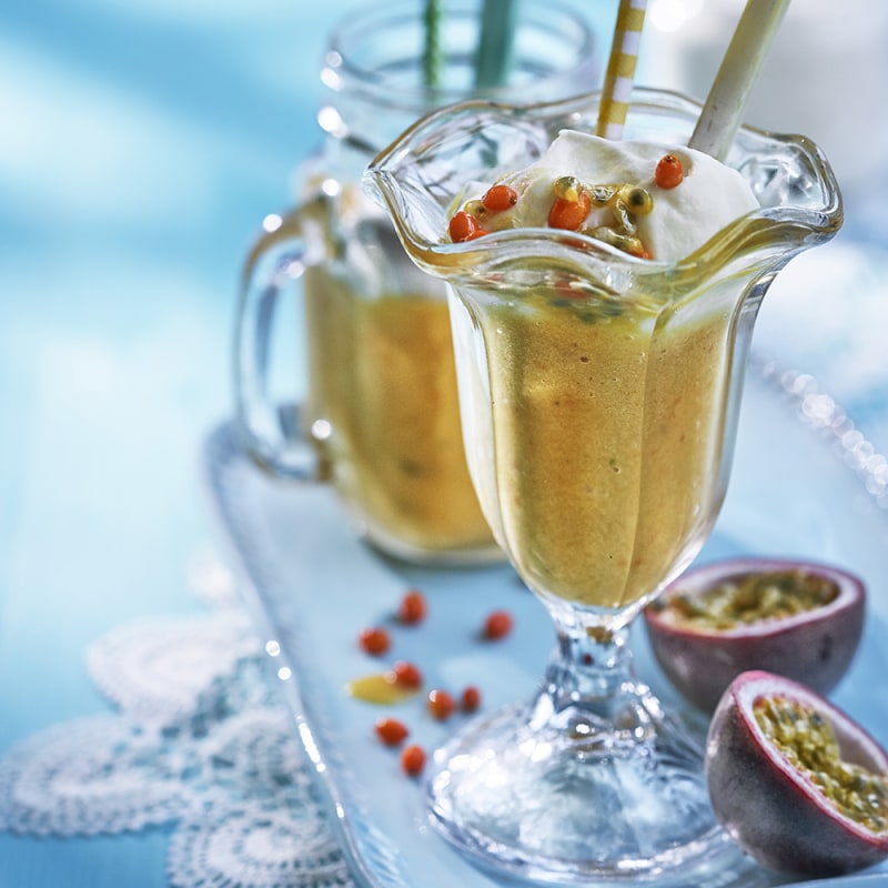 Mango- och havtornsshake med kokosgrädde
