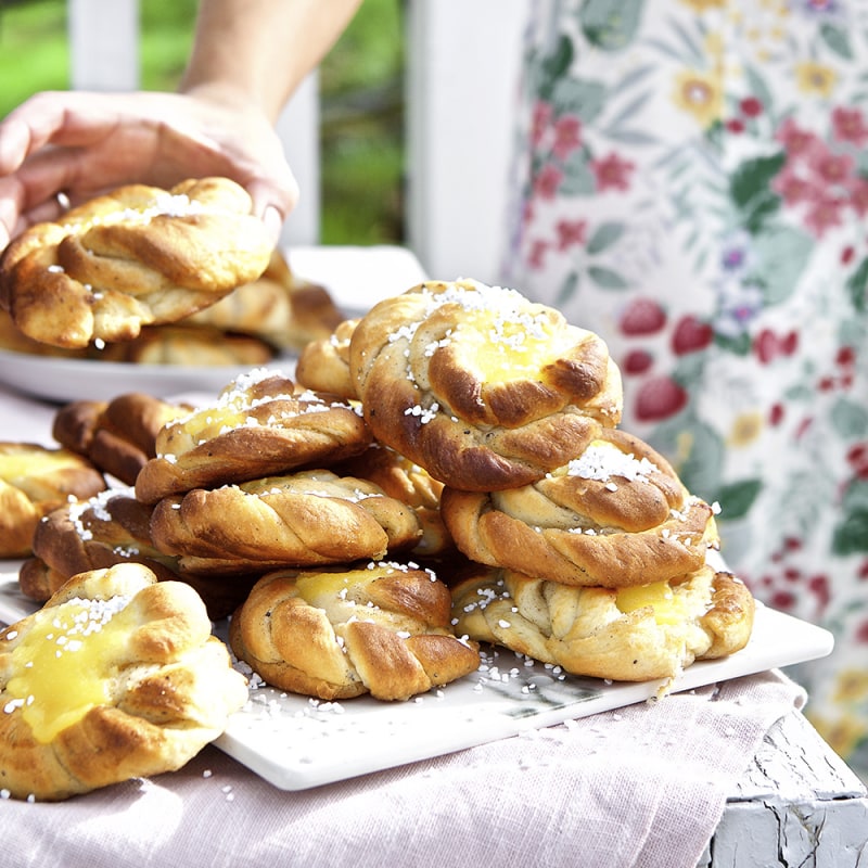 Vaniljbullar med flädercurd