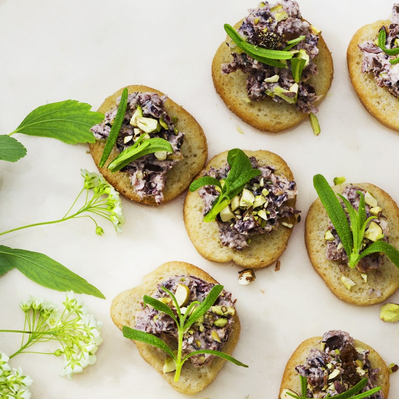 Crostini med chèvre- och olivröra