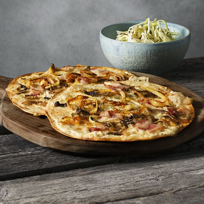 Tarte flambée med kumminkålsallad