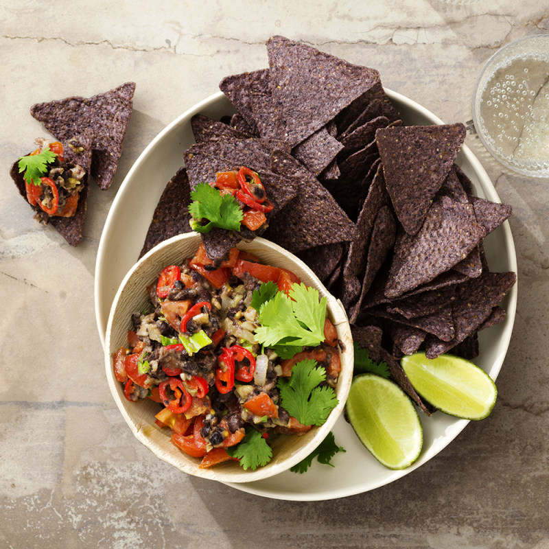 Svart bönsalsa med nachochips