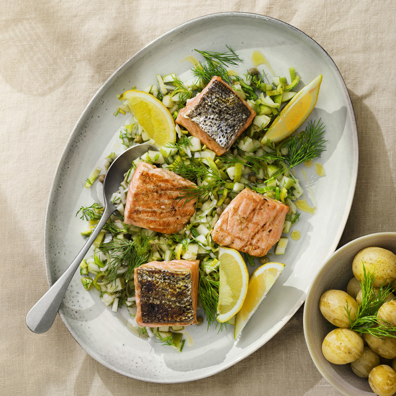Grillad lax med äppel- och kaprissalsa