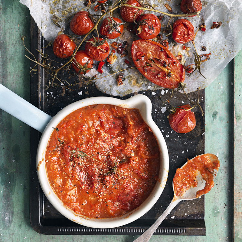 Ugnsrostad tomatsås på sommarens tomater